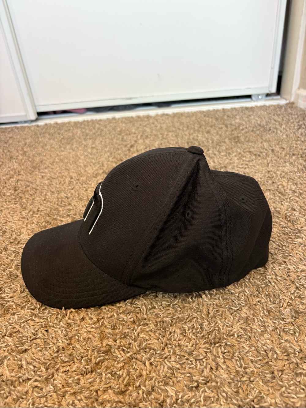 Travis Mathew Hat Cap Fitted Mens Medium Black Flexfit Golf Logo Stretch L/XL - Picture 3 of 7